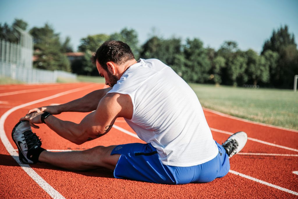 men performs a static hamstring stretch